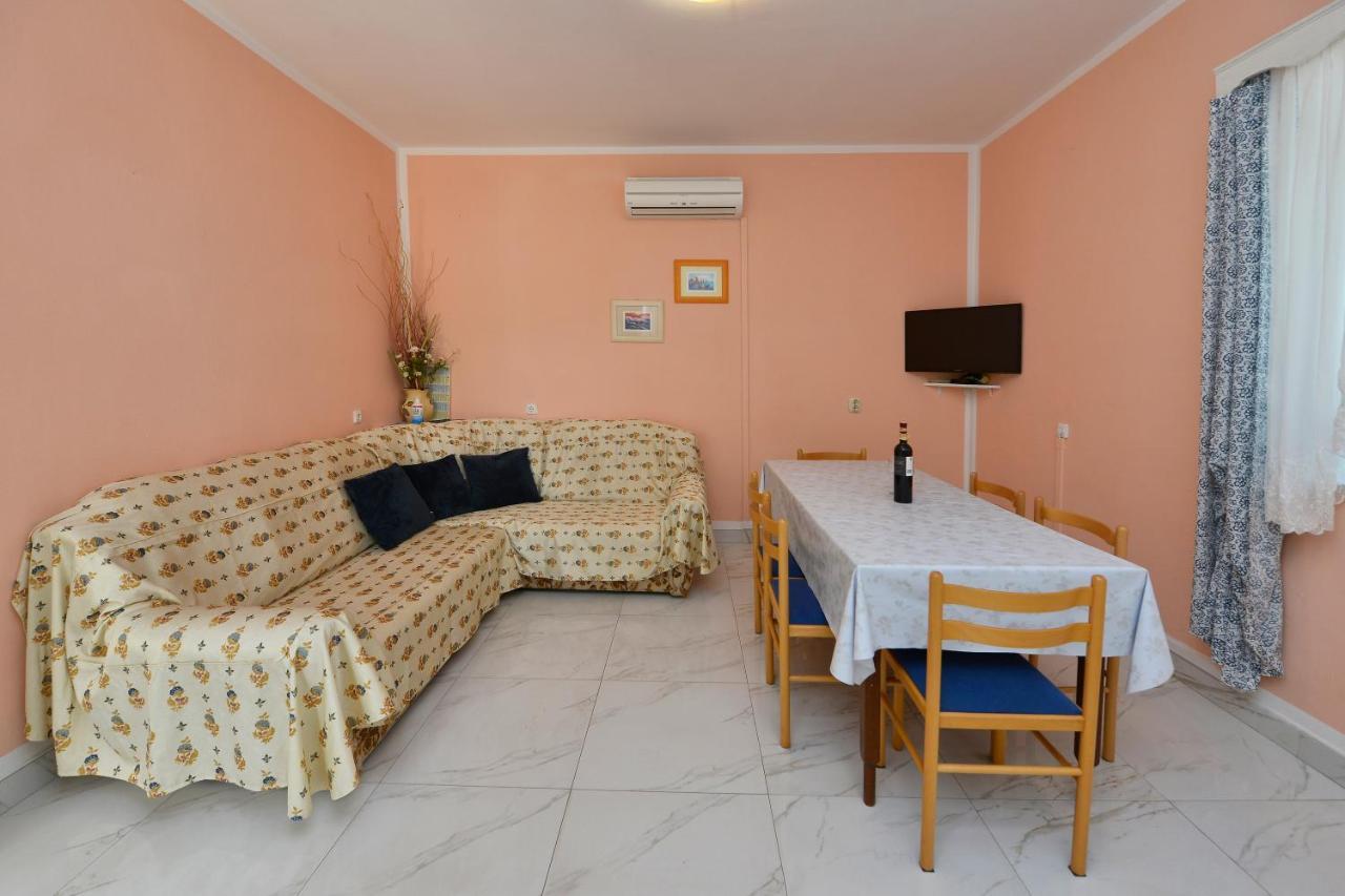 Apartments Ella Porec Bagian luar foto