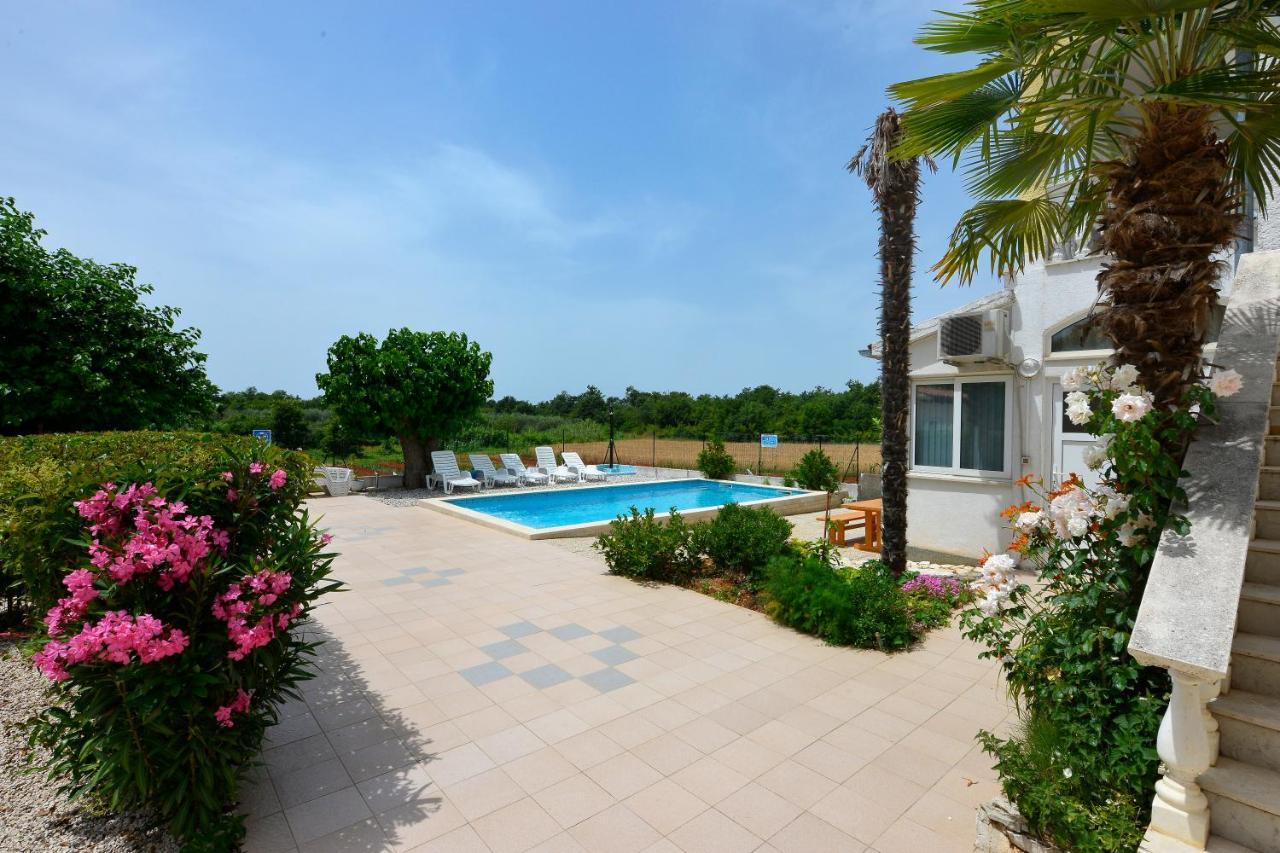 Apartments Ella Porec Bagian luar foto