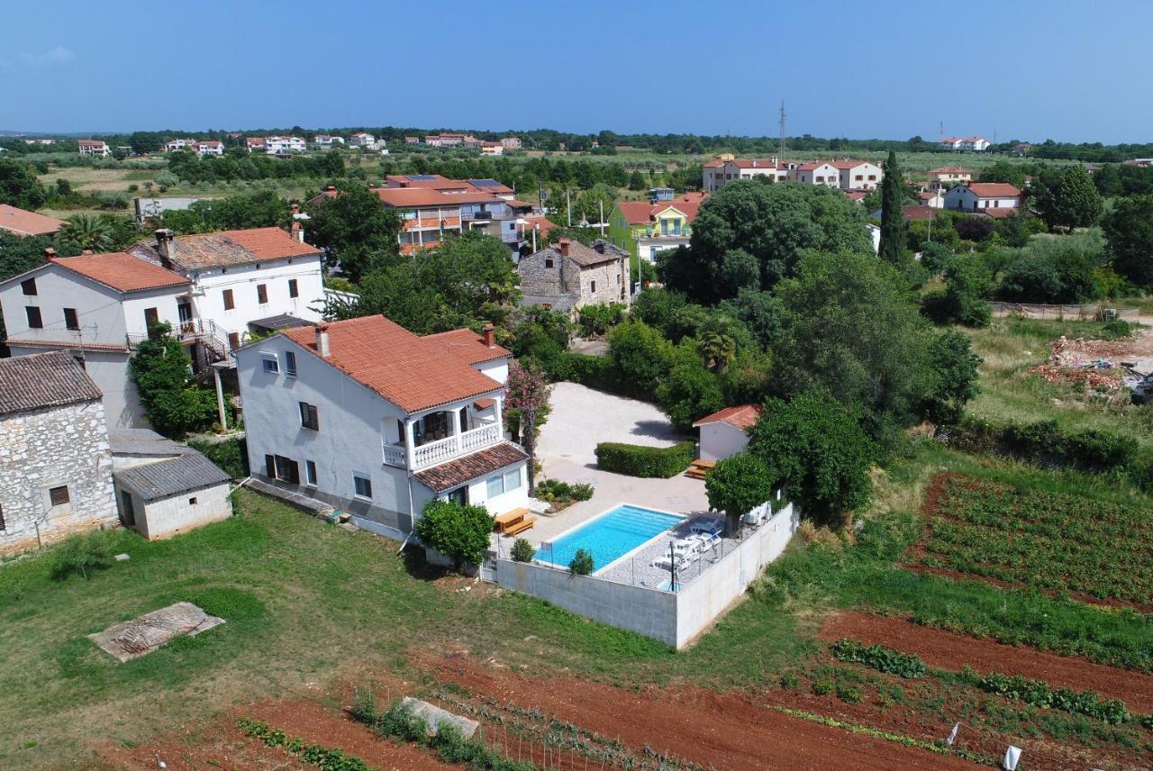 Apartments Ella Porec Bagian luar foto