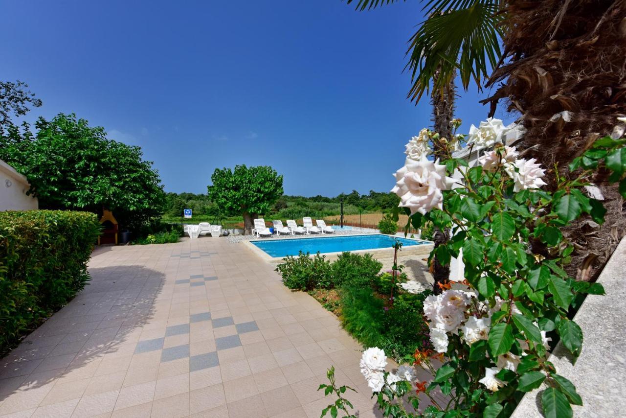 Apartments Ella Porec Bagian luar foto