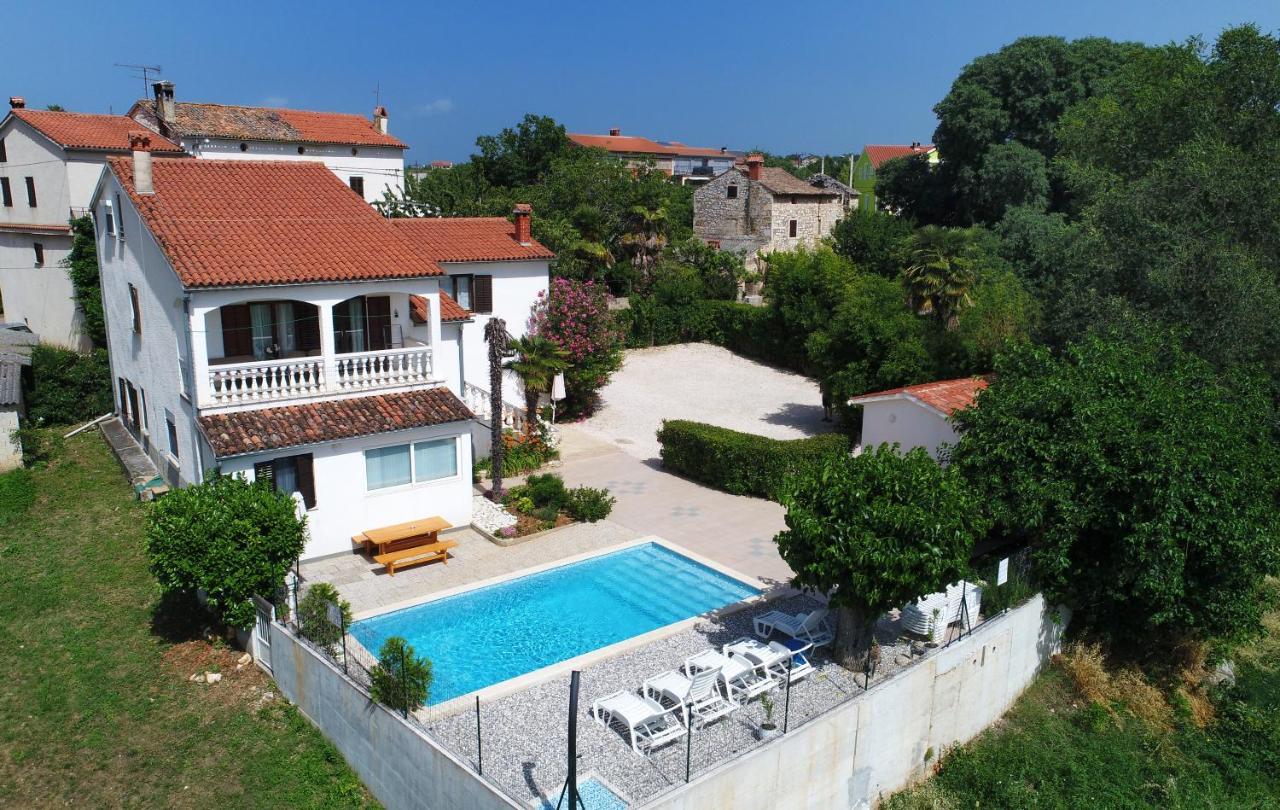 Apartments Ella Porec Bagian luar foto