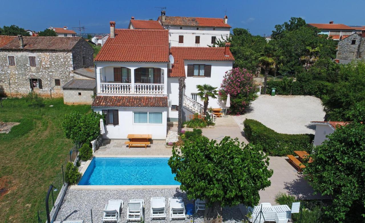 Apartments Ella Porec Bagian luar foto