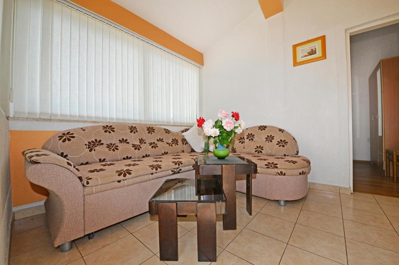 Apartments Ella Porec Bagian luar foto