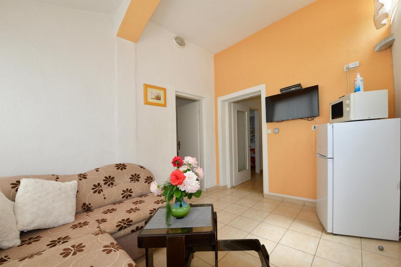 Apartments Ella Porec Bagian luar foto