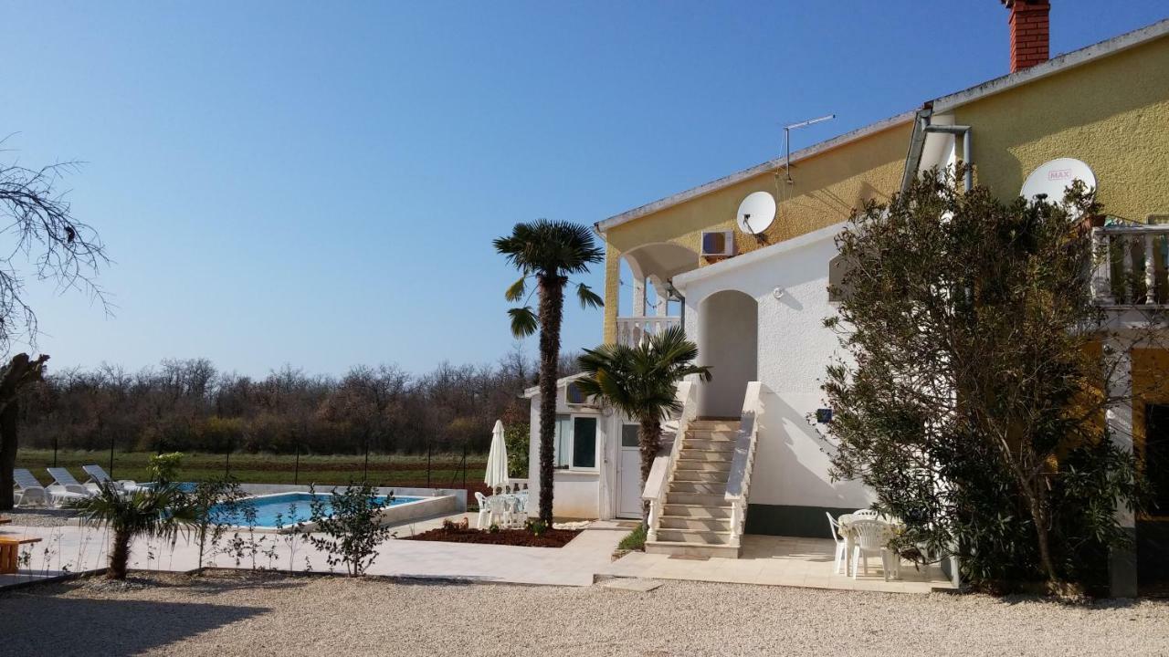 Apartments Ella Porec Bagian luar foto